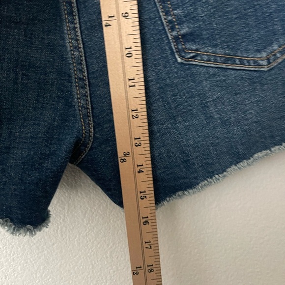OLD NAVY Women’s Medium Wash High-Rise OG Cut-Off Jean Shorts Size 14 - Picture 6 of 9
